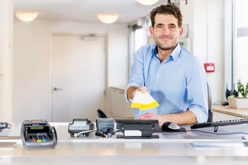 Foto: Person mit Gutscheinen